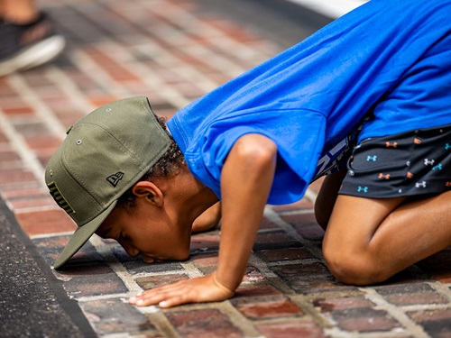 A child kisses the bricks