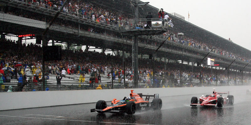 Dario Franchitti crosses the Yard of Bricks in the rain in 2007